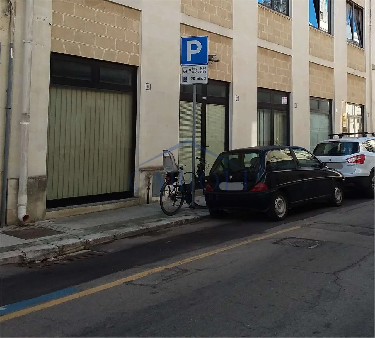 Locale commerciale con grandi vetrine a Lecce - foto 1