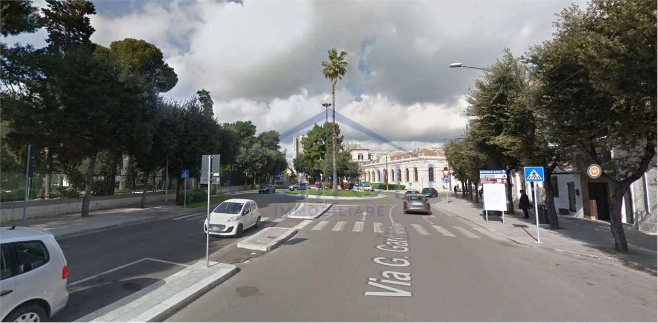 Locale commerciale con grandi vetrine a Lecce - foto 2